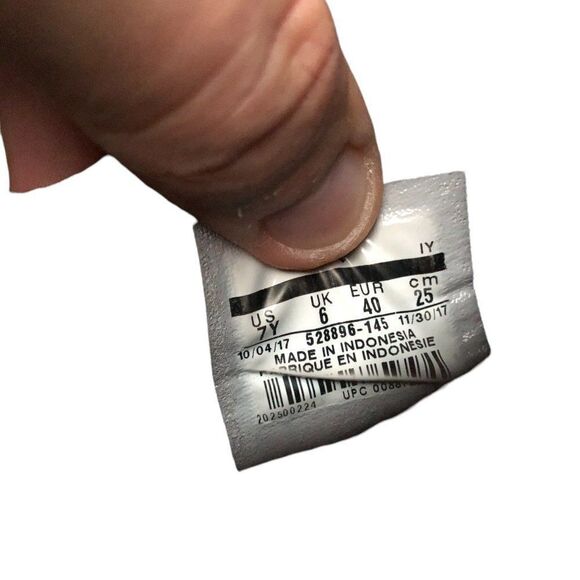 Rare 2017 air jordan 11 retro low iridescent 'Emerald' size 7 WITH BOX - Picture 15 of 16